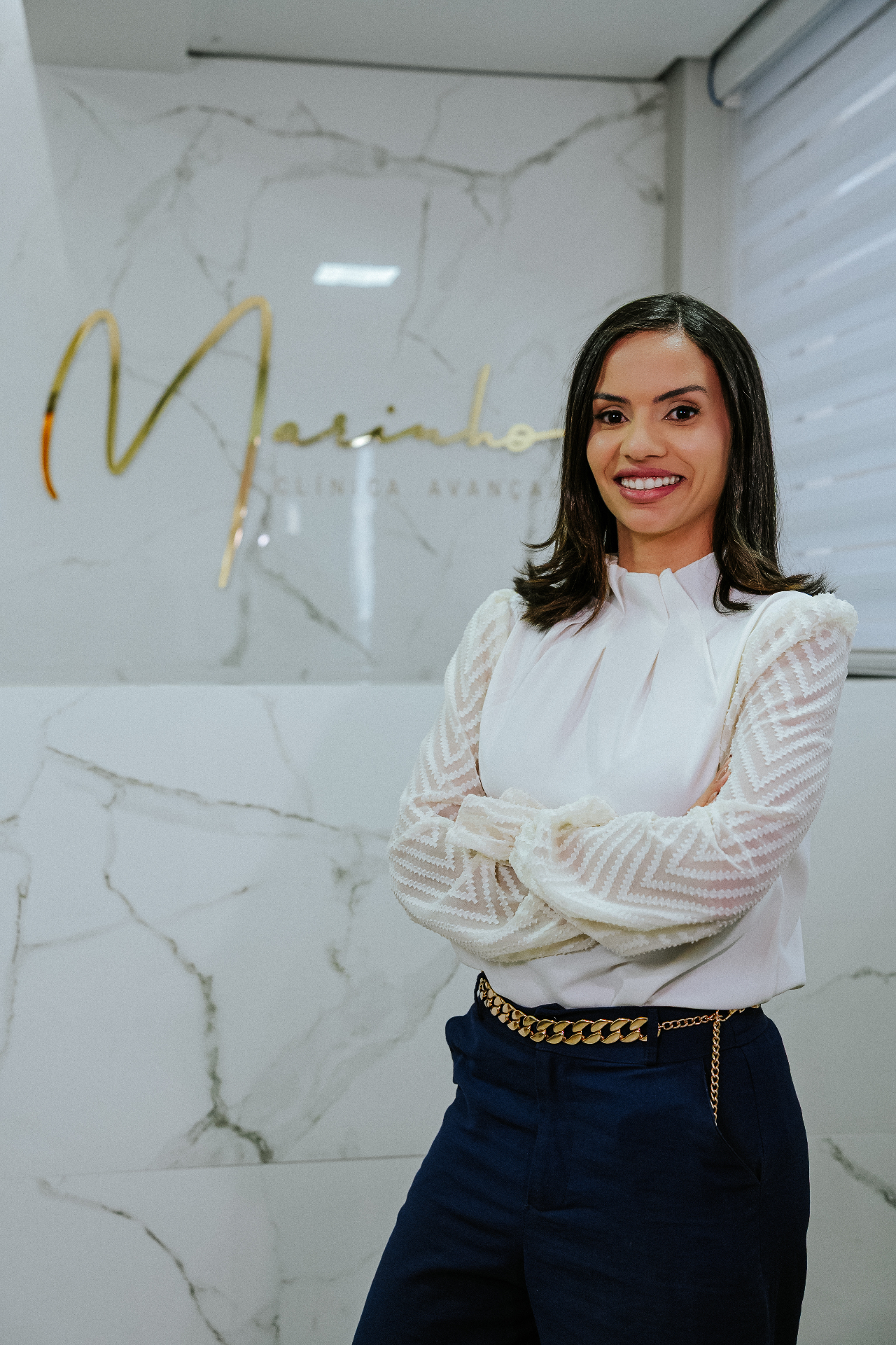 Odontopediatra atendendo criança com carinho